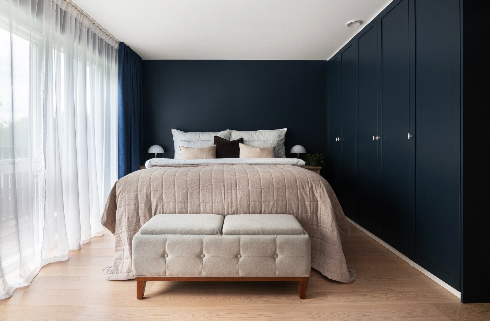 Boligen har tre romslige soverom - alle plassert i andre etasje hvor det også er to bad. Galleribilde