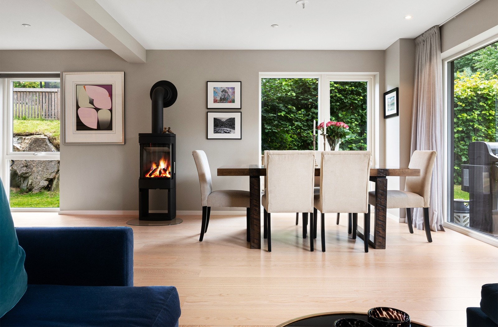 Boligen har balansert ventilasjon med varmegjenvinning. Oppvarming skjer med panelovner, varmekabler og peisovn. Galleribilde