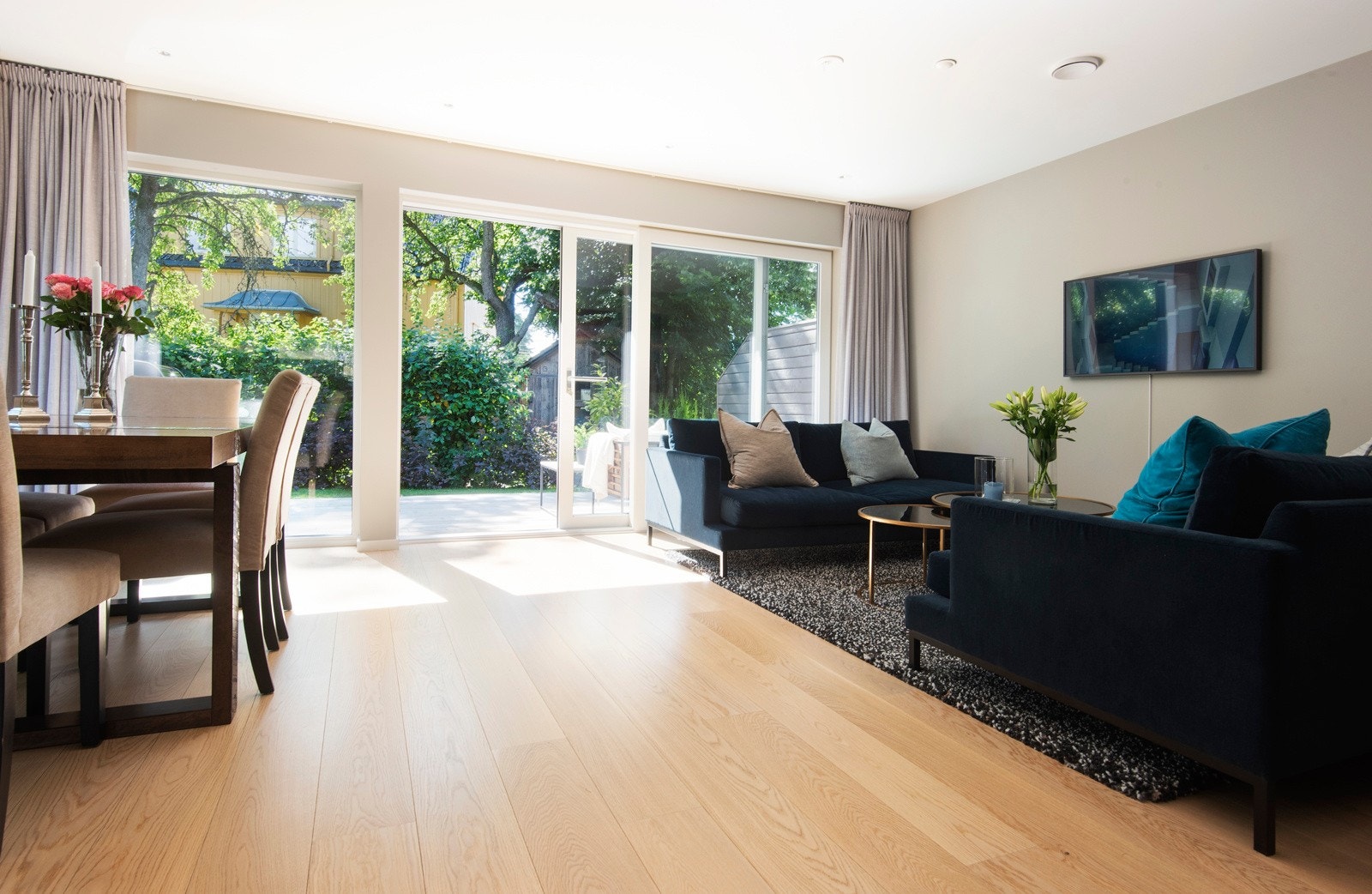 Høye vinduer gir rikelig med dagslys og en skyvedør fører ut til vestvendt markterrasse og skjermet hage. Galleribilde