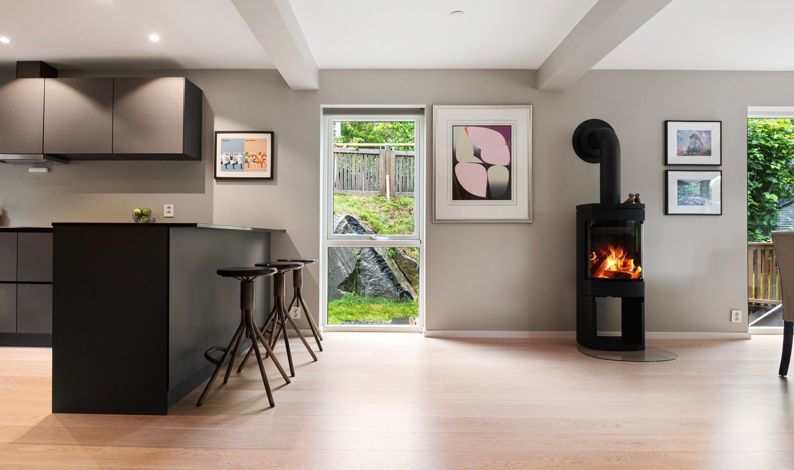 Barløsningen har spiseplasser og gir god interaksjon mot stuen ved sosiale sammenkomster. Galleribilde