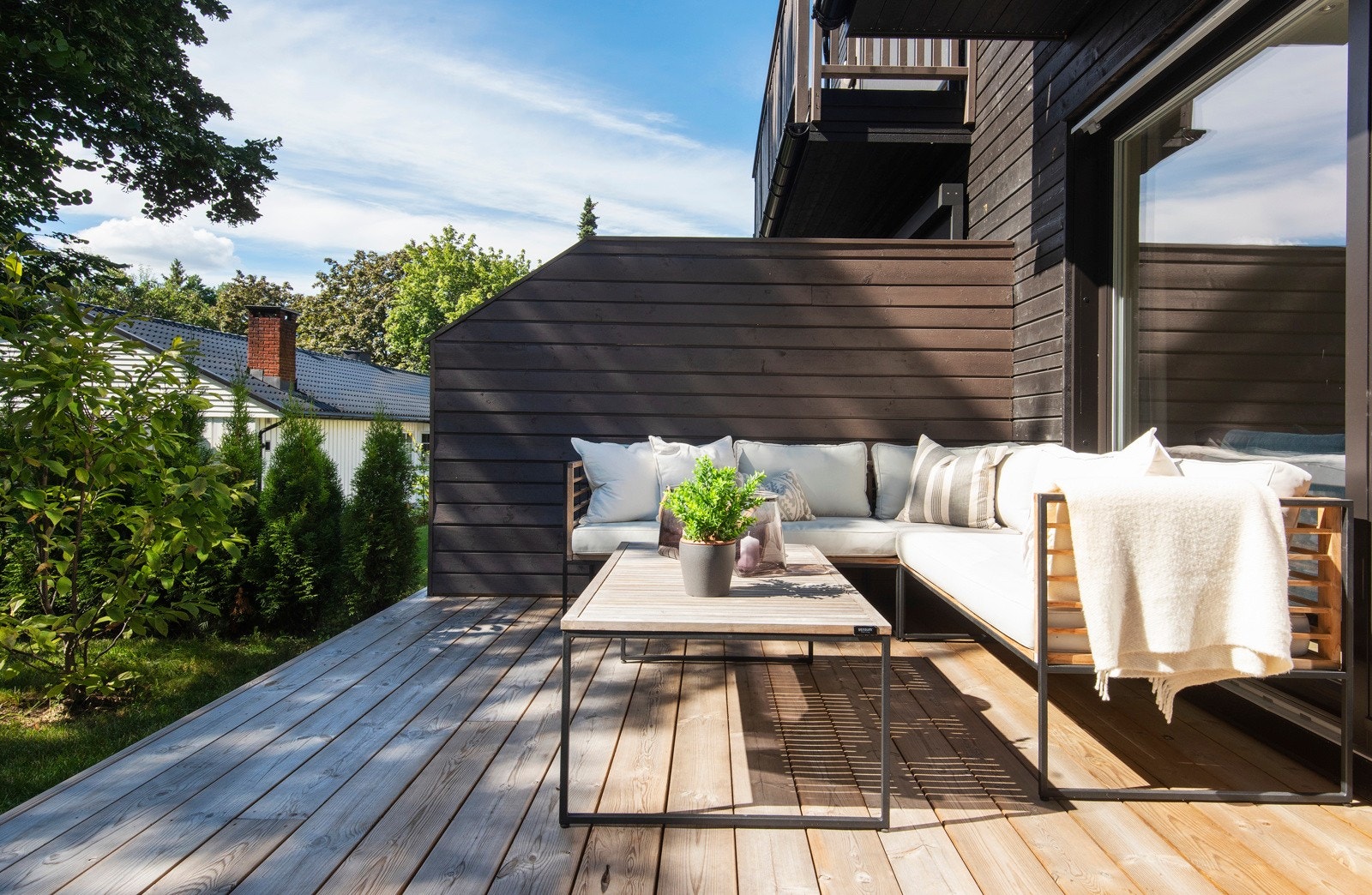 Terrassen overbygges dels av en balkong i etasjen over. Galleribilde