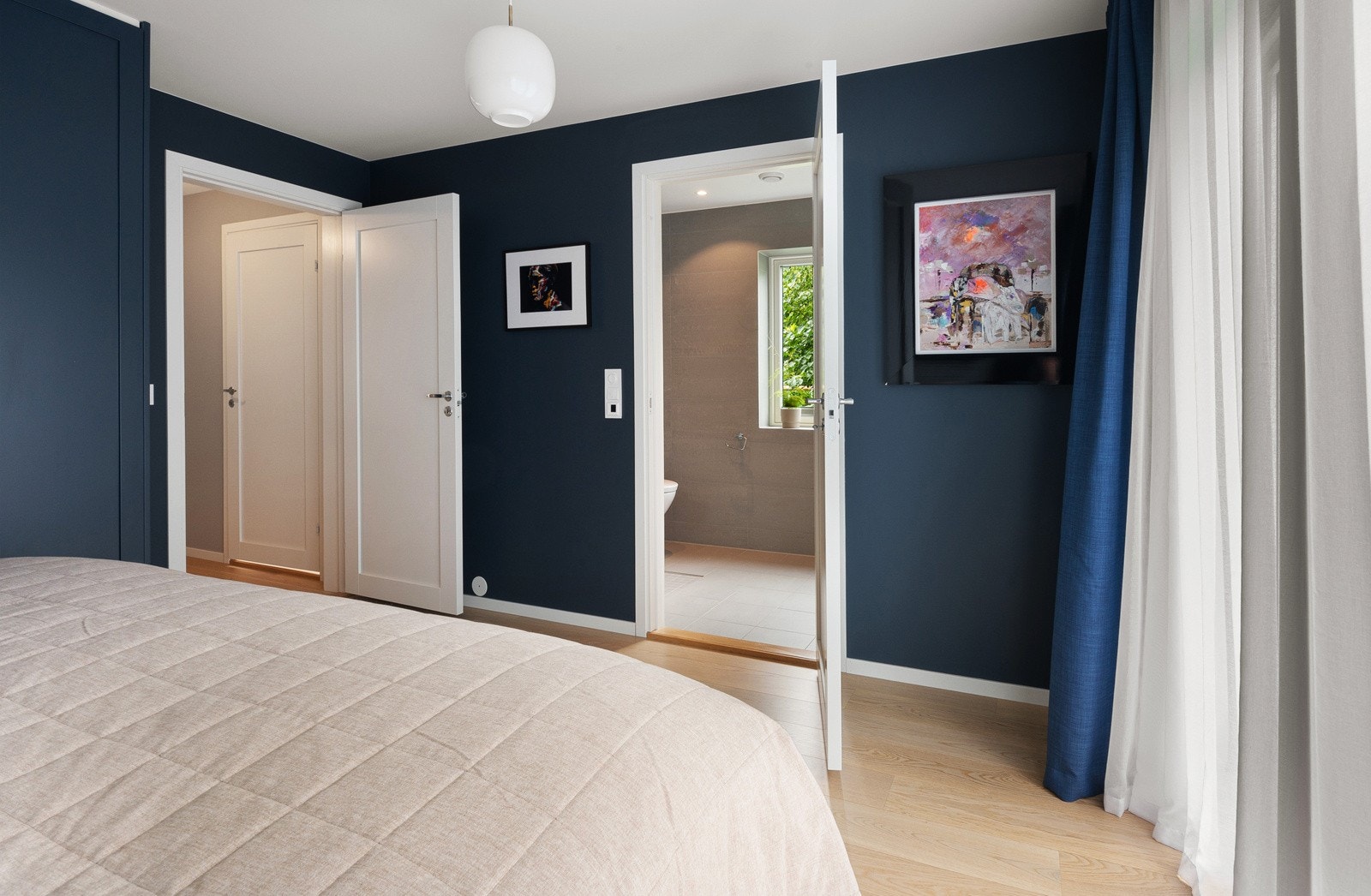 Hovedsoverommet ligger i suiteløsning med det ene badet Galleribilde