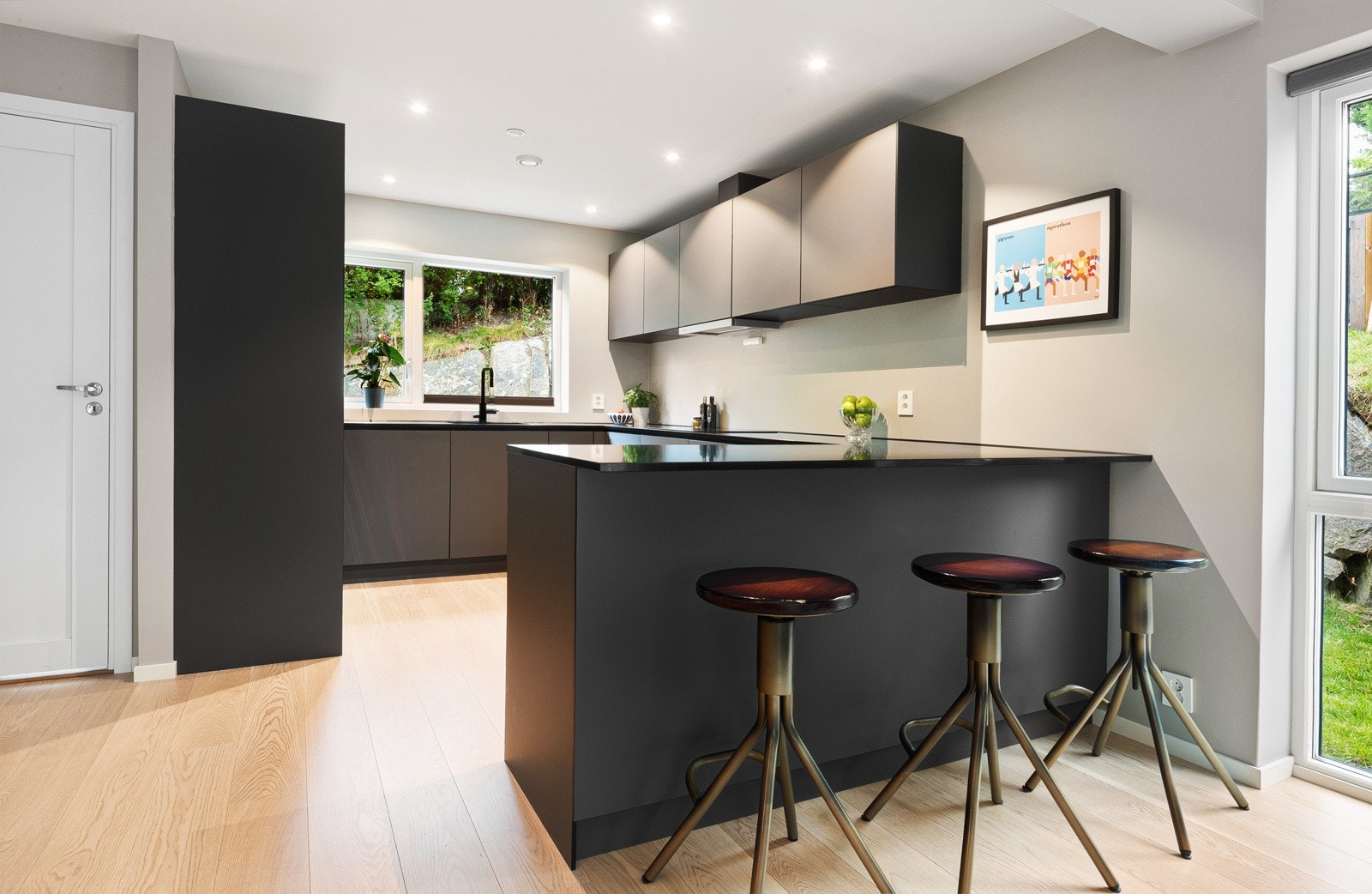 Kjøkkenet har en moderne innredning fra Kvik, plassert langs tre sider, pluss barløsning mot stuen. Galleribilde