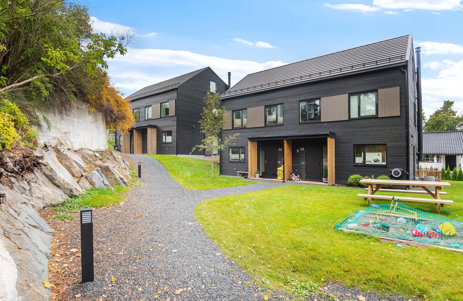 Pent opparbeidet adkomst gjennom eiendommen. Sameiet består av totalt 6 boliger. Galleribilde