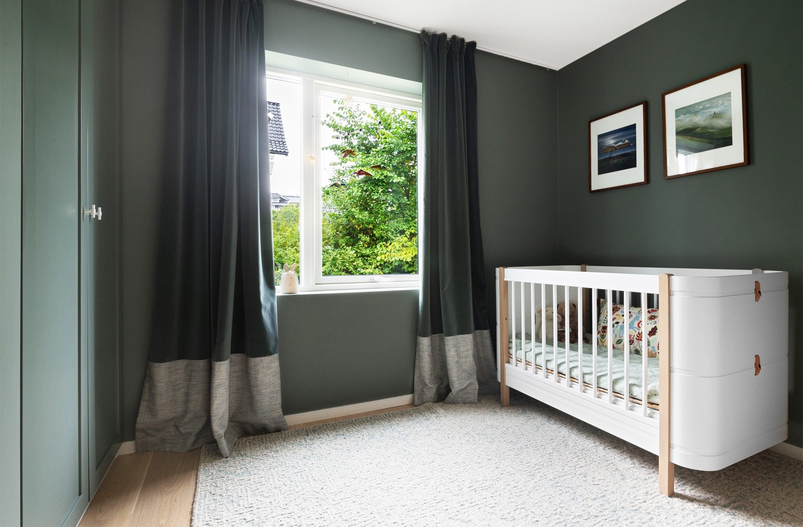 Soverom 3 - Alle rommene har garderobeskap malt i samme nyanse som veggen, slik at det hele fremstår ryddig og gjennomført. Galleribilde