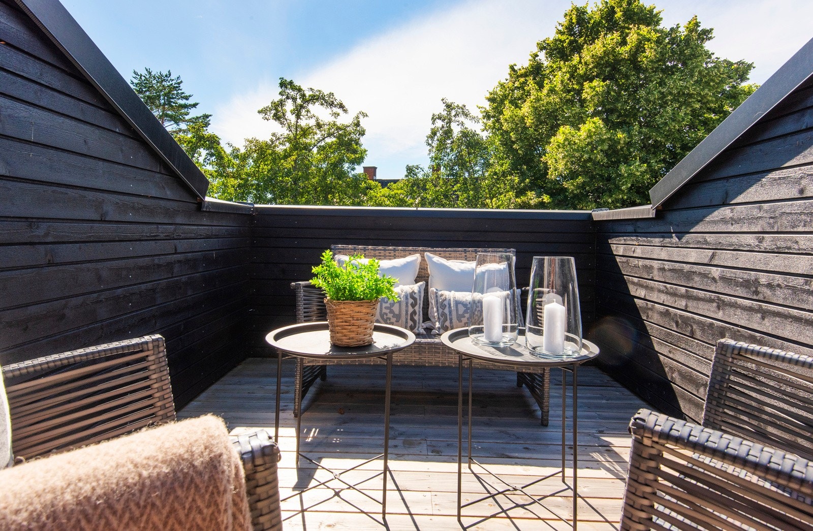 Terrassen ligger mot vest og har sjøgløtt. Galleribilde