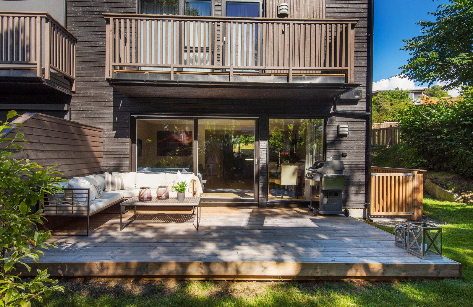 Mot hagen er det bygd en markterrasse på ca. 16 kvm. Galleribilde