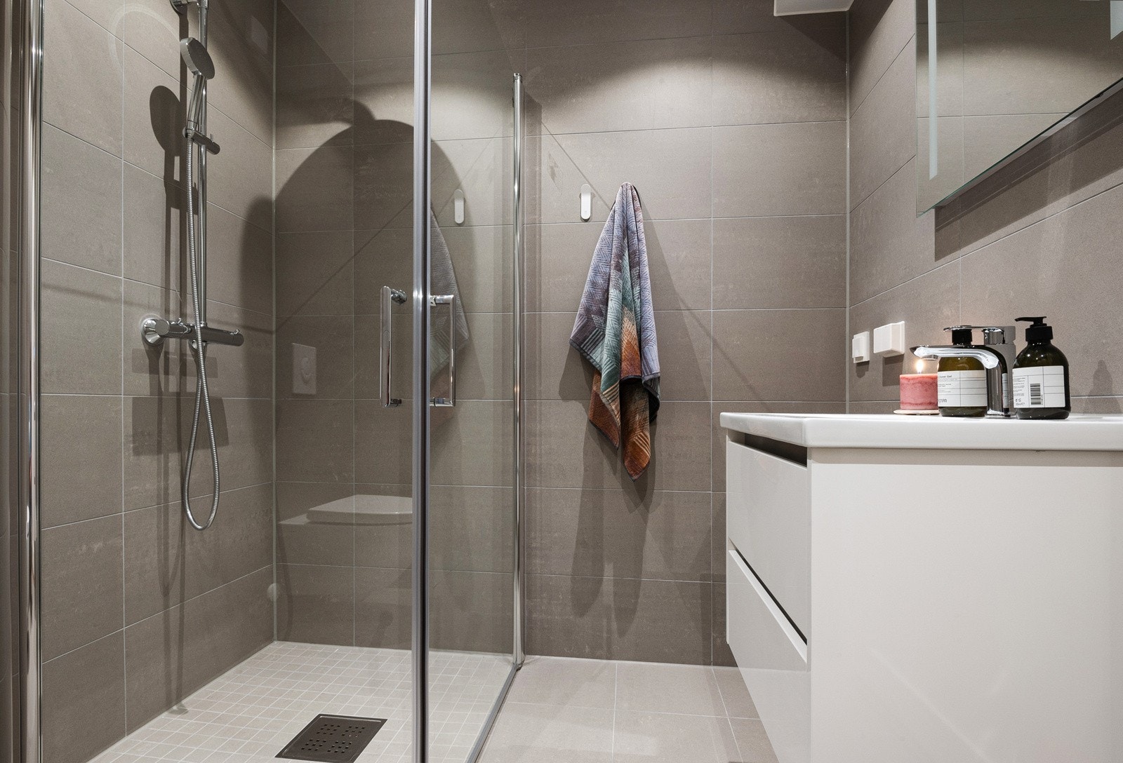 Bad i tilknytning til kjellerstuen. Her er det også opplegg for vaskemaskin. Galleribilde