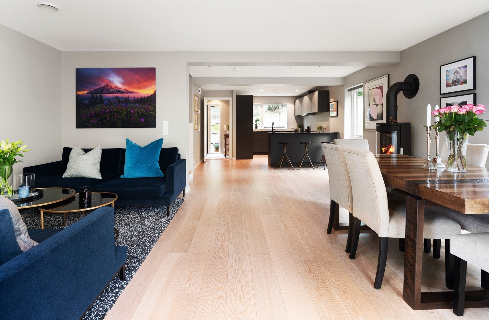 Stuen i første etasje ligger i åpen løsning med kjøkken, og er et deilig, gjennomgående rom. Galleribilde