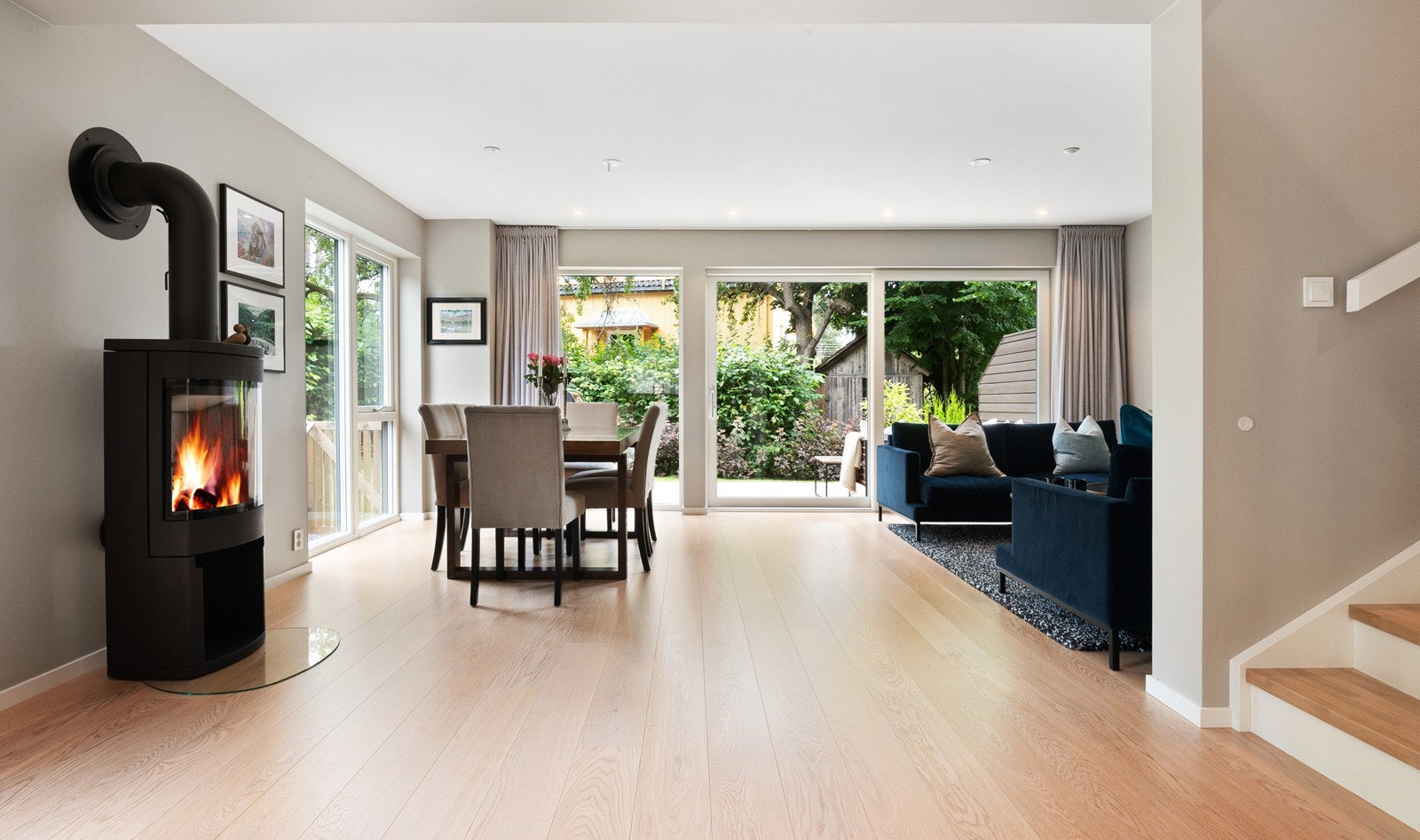 Stuen har enstavs parkettgulv, lun gulvvarme, varmgrå vegger og listefri overgang til himling med downlights. Galleribilde