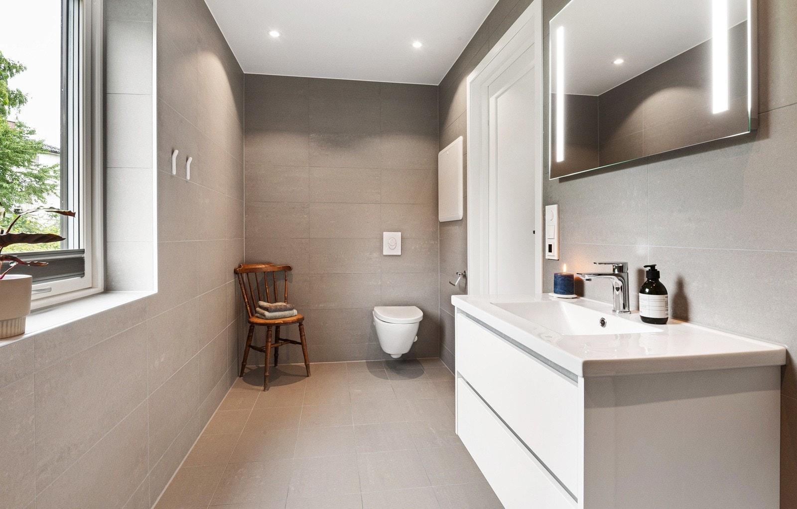 Bad 2. etasje - Alle badene har lik utforming, som er med på å gi boligen en gjennomført og ryddig stil. Galleribilde