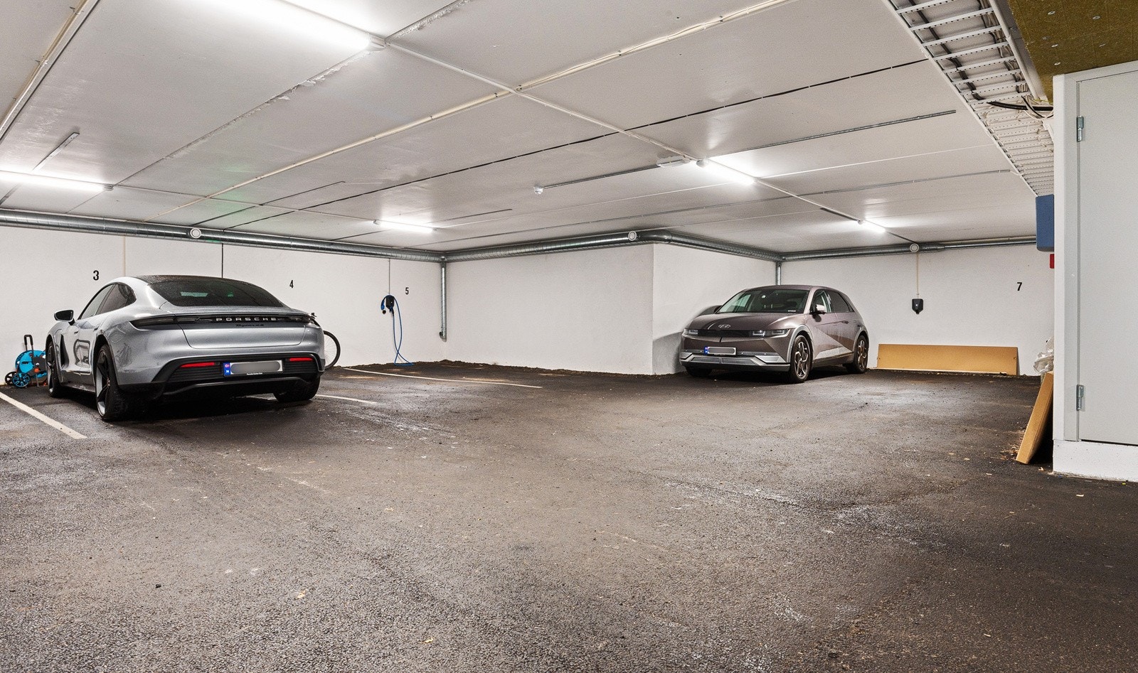 Boligen har parkeringsplass i felles garasjeanlegg. Plassen er merket nr 3. Galleribilde