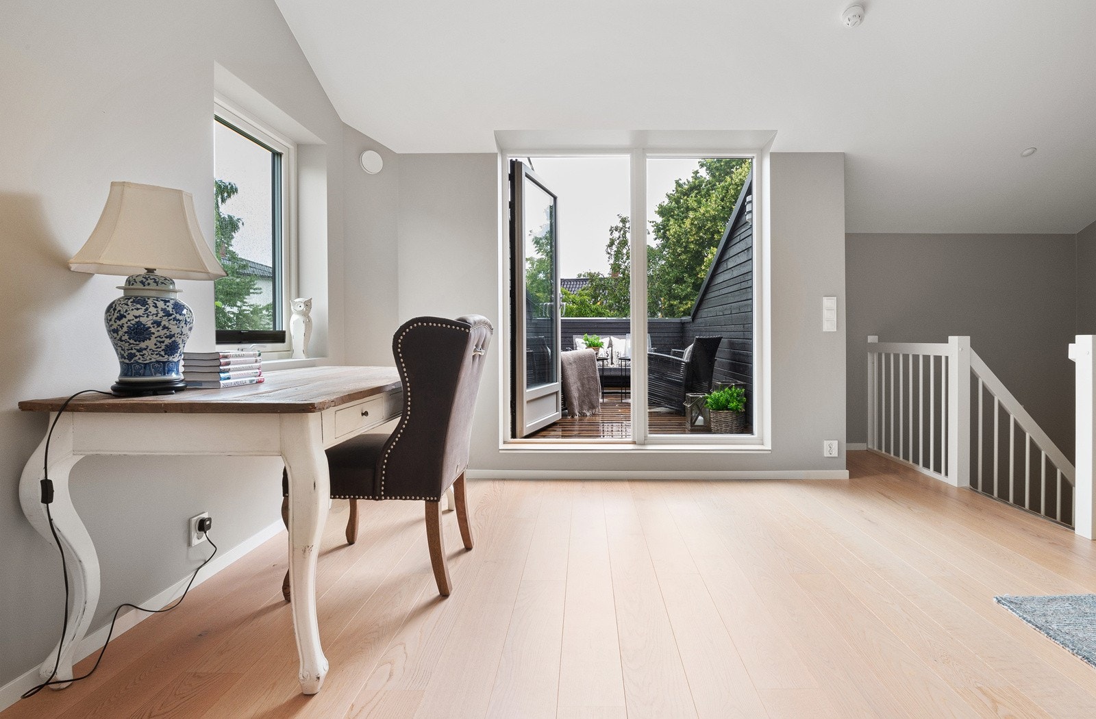 Loftstuen kan fort bli et favorittrom - lys og luftig med gode vindusflater og utgang til takterrasse. Galleribilde