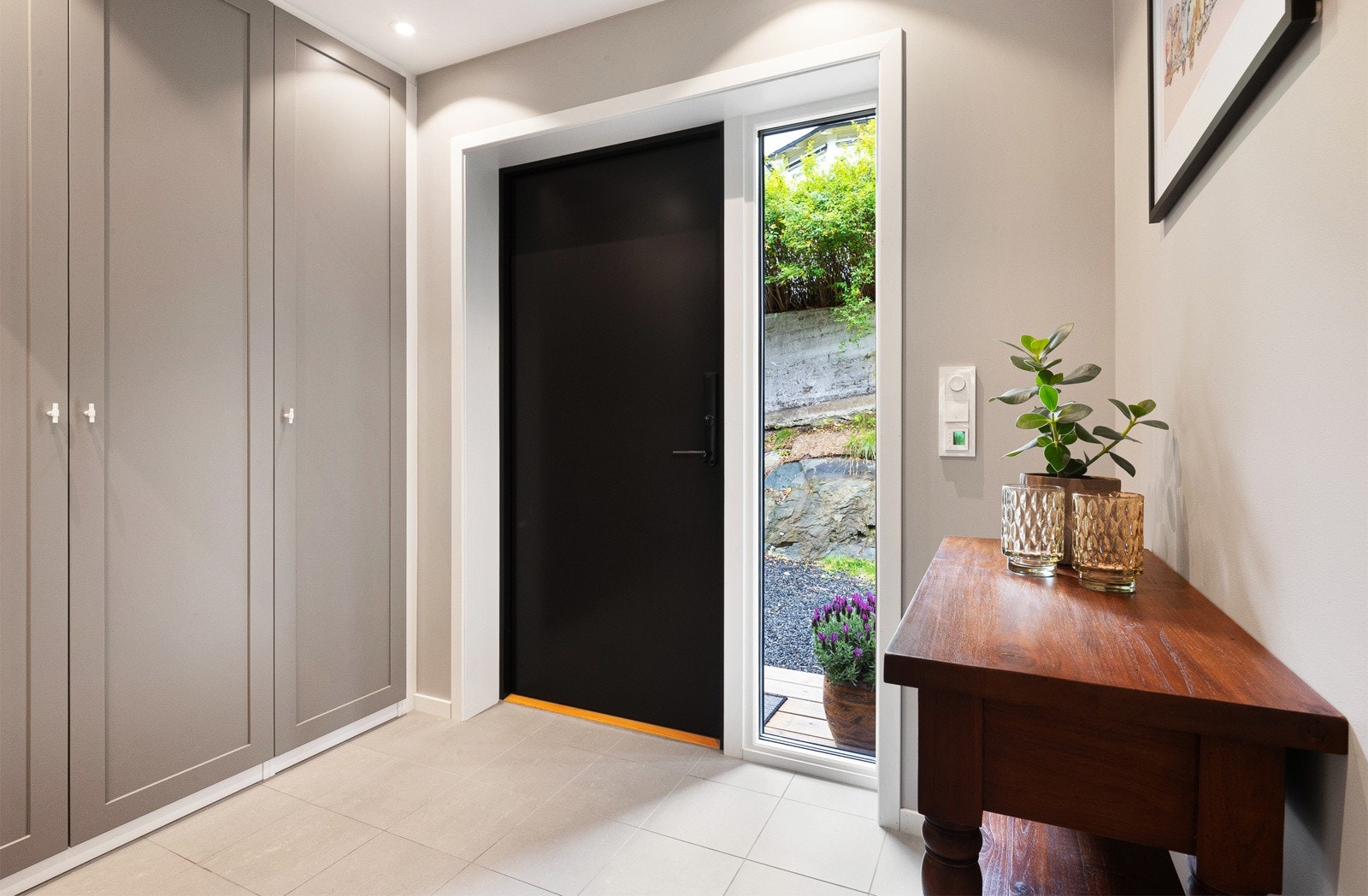 Entreen har downlights i tak og varme i gulvet. Entreen er smart innredet med plasstilpassede garderobeskap som går helt til tak. Galleribilde