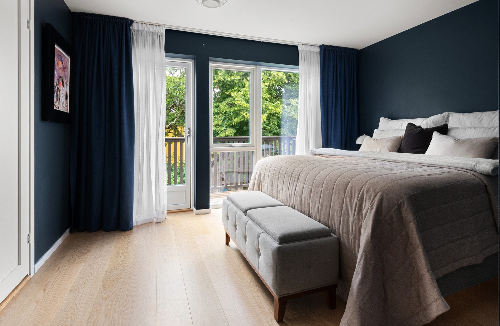 Hovedsoverommet har egen balkong på ca. 4 kvm som ligger over markterrassen. Galleribilde