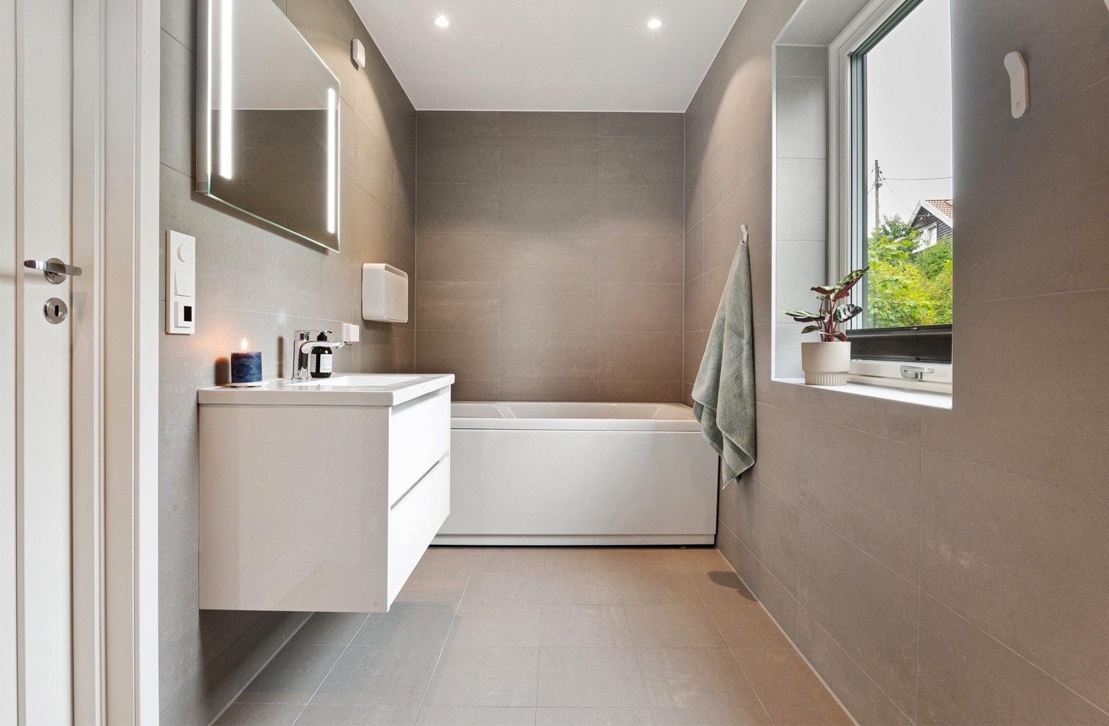 Badet med inngang fra gangen i andre etasje har badekar til glede for store og små. Galleribilde