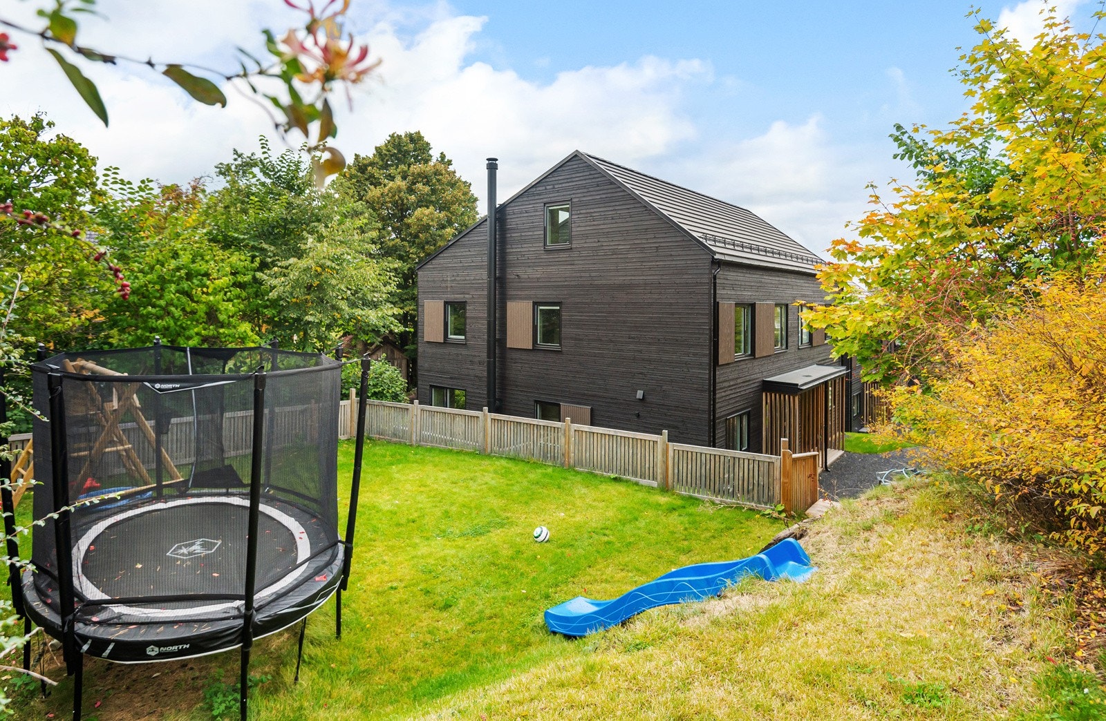 Nærmere eiendommens inngangsparti er det også en sandkasse på fellesarealet. Galleribilde