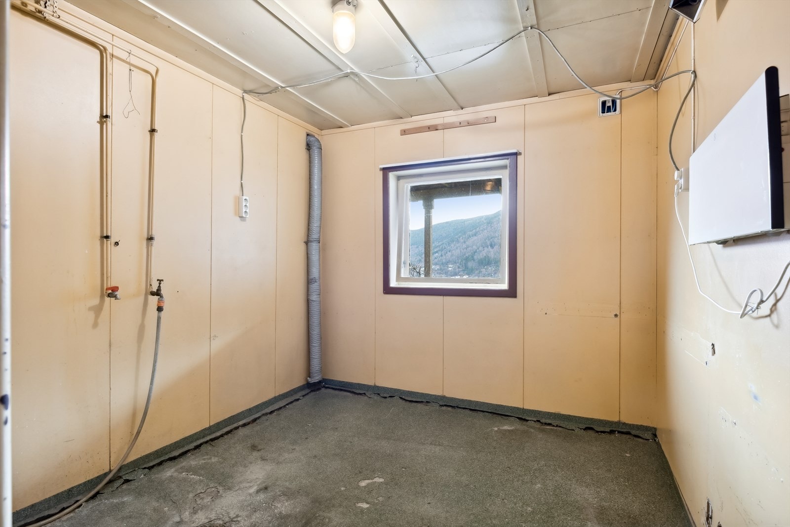 Vaskerom i underetasjen består av epoksy på gulv, malte plater på vegger og i himling. Det er opplegg for vaskemaskin. Galleribilde