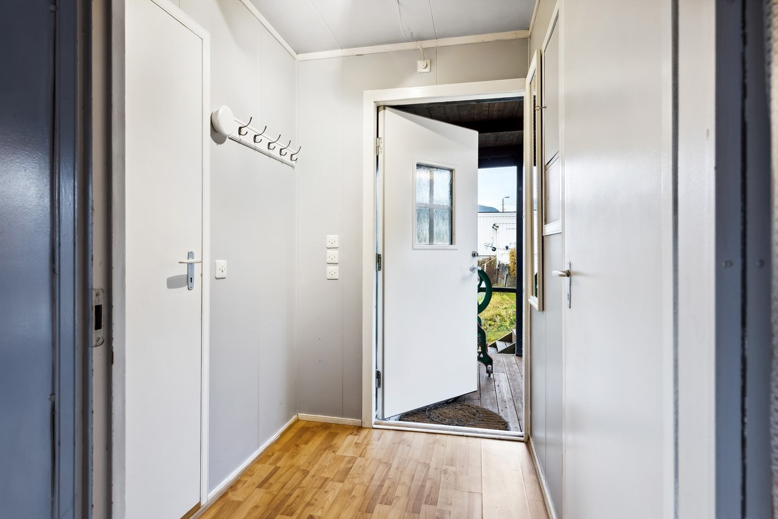 Det er egen inngang inn i utleieenheten. Galleribilde
