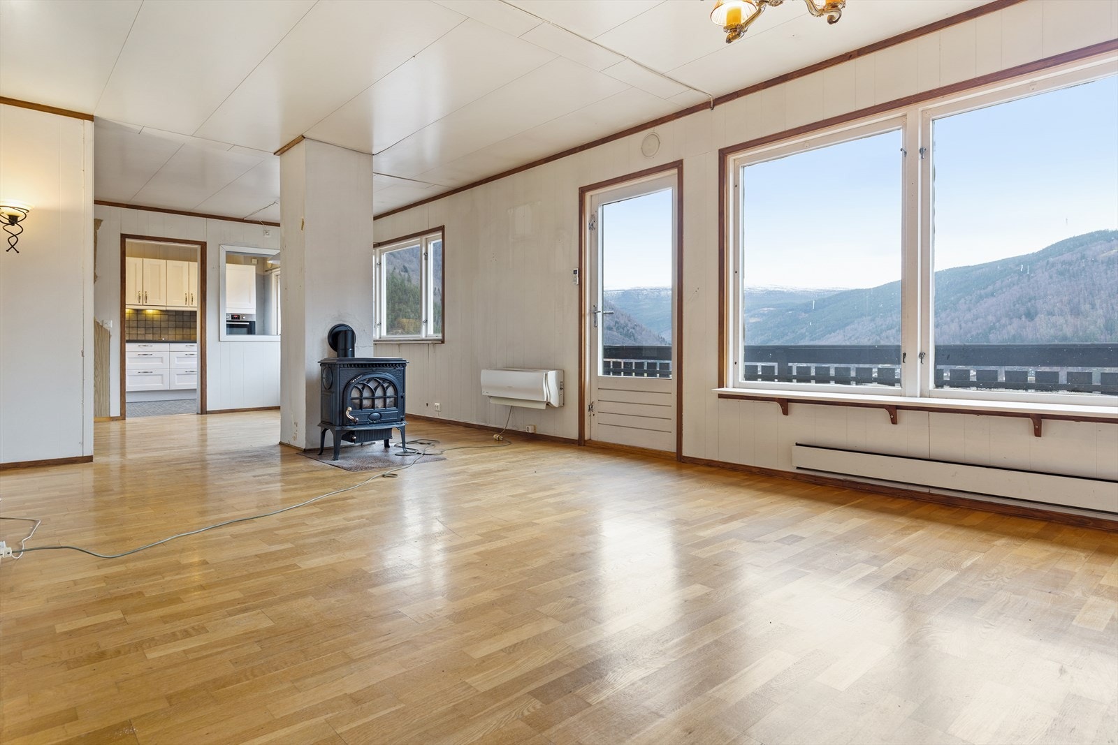 Stor og romslig vinkelstue med god plass til sittegrupper. Galleribilde