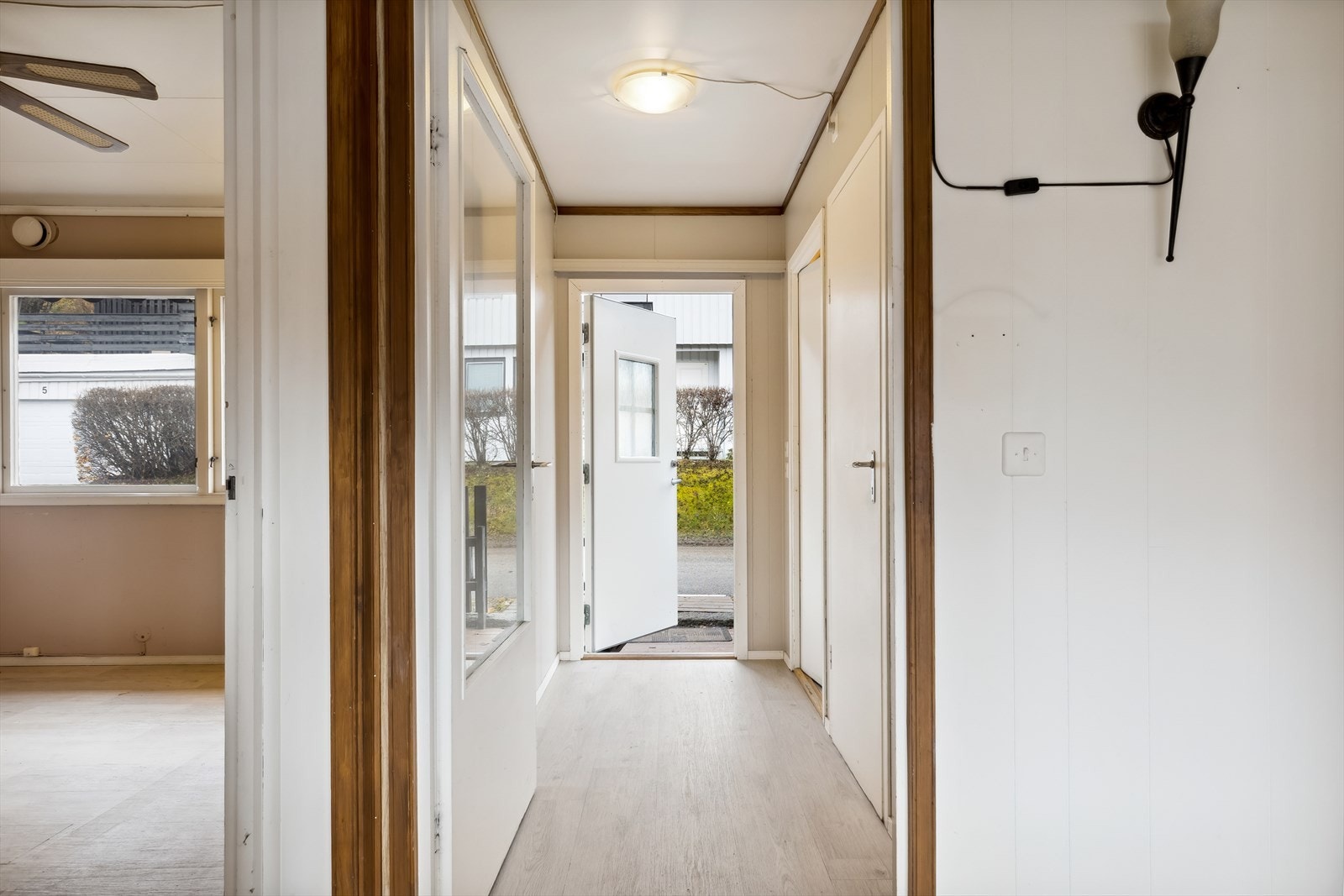 Hoveddelen har et romslig inngangsparti med god plass til lagring av yttertøy. Galleribilde