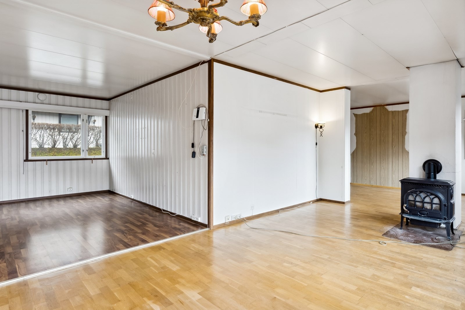 Midt i stuen er det montert en varmepumpe. Det er også en vedovn, men pipa må utbedres/renoveres før denne kan brukes. Galleribilde