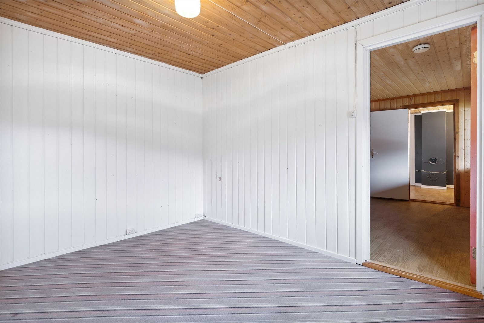 2 soverom i underetasjen. Det ene soveromme/kjellerstue i underetasjen har dagslysflater på vindu som er mindre en 10% av gulvarealet. Galleribilde