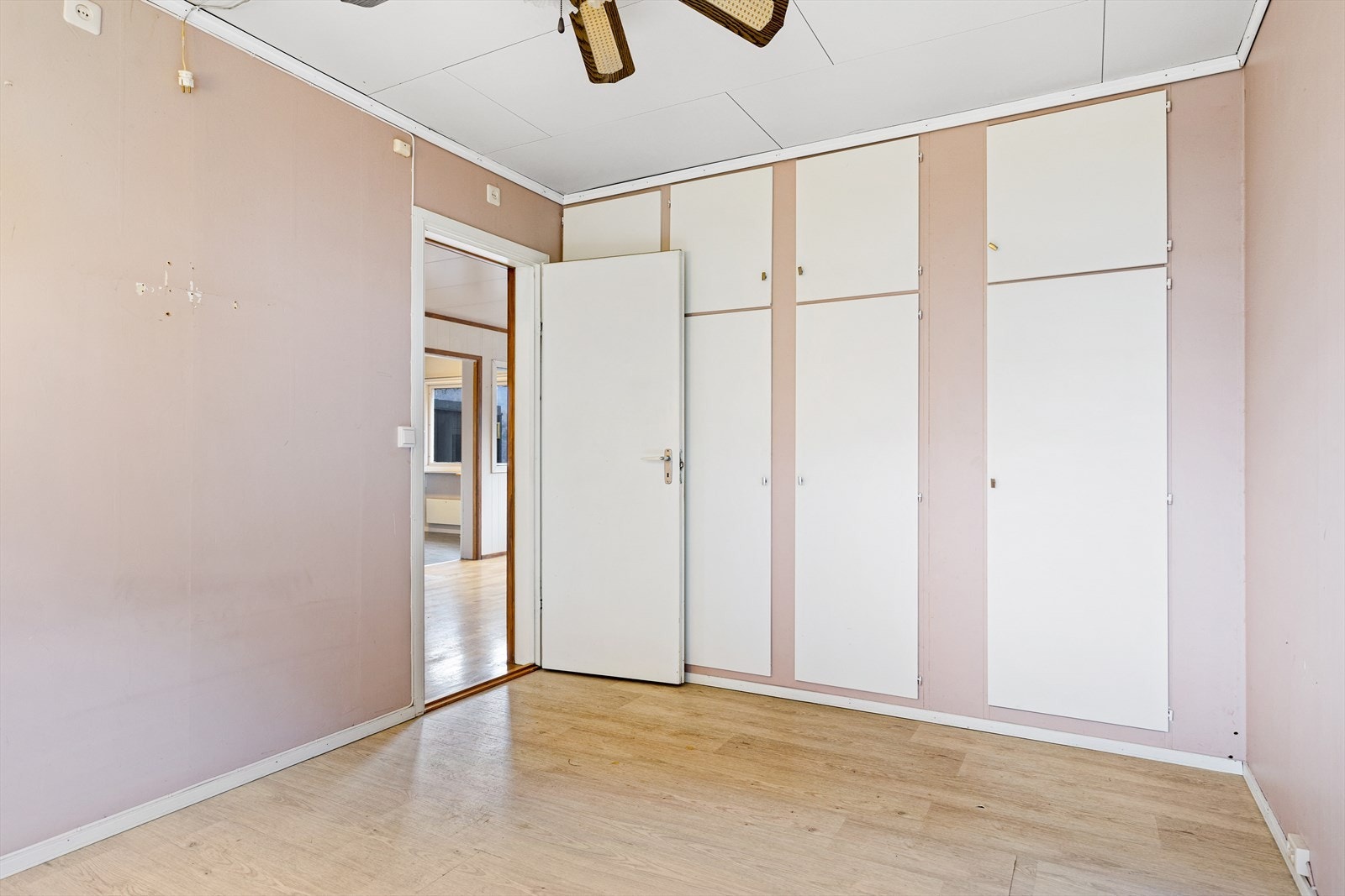 Soverom 2 i hoveddelen har plassbygget garderobe. Galleribilde