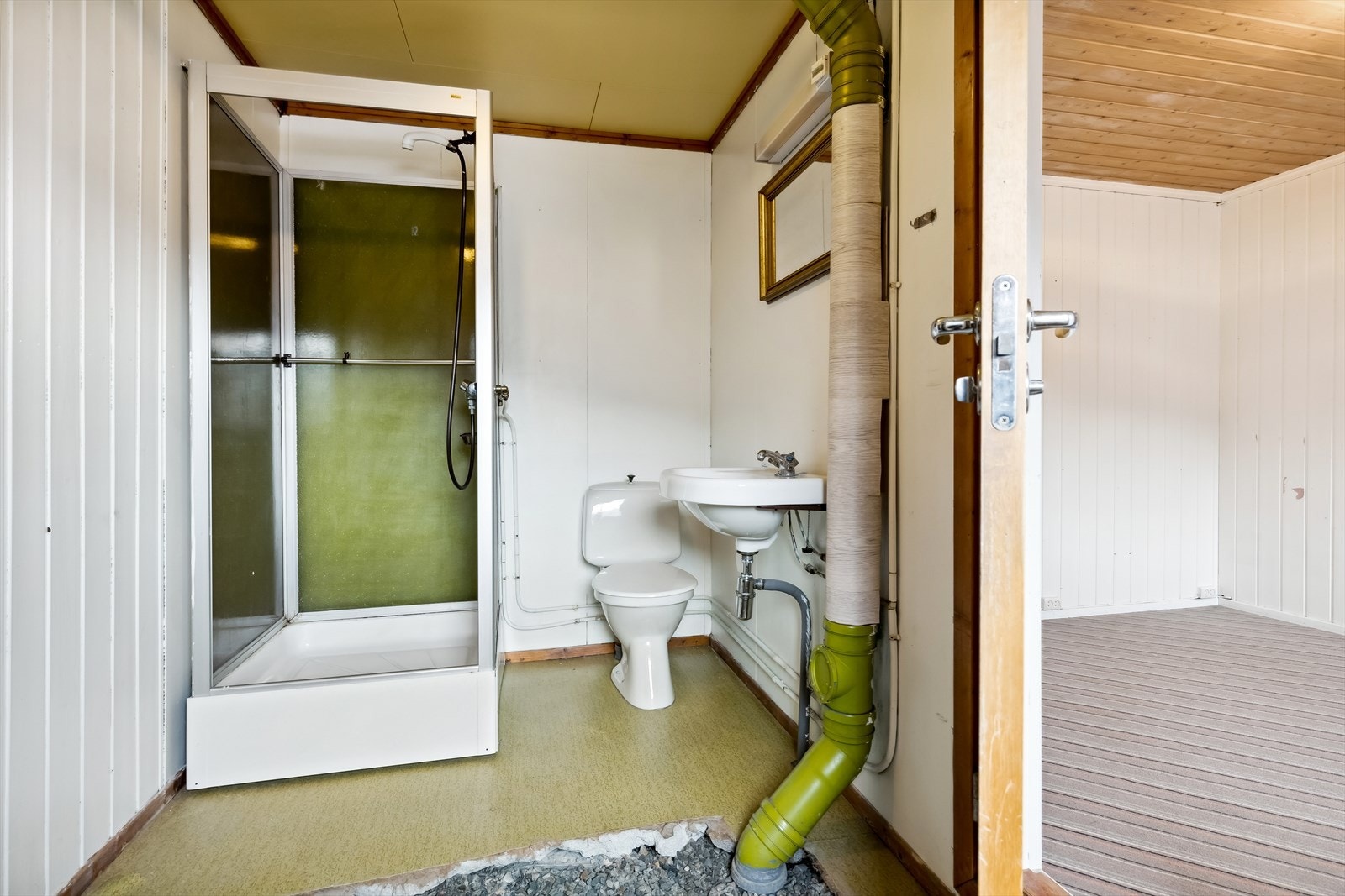 Fra soverommet i underetasjen er det direkte adgang inn til et eldre bad. Dette badet er under renovering, og utriving er påbegynt. Badet består av servant, toalett og dusjkabinett. Galleribilde