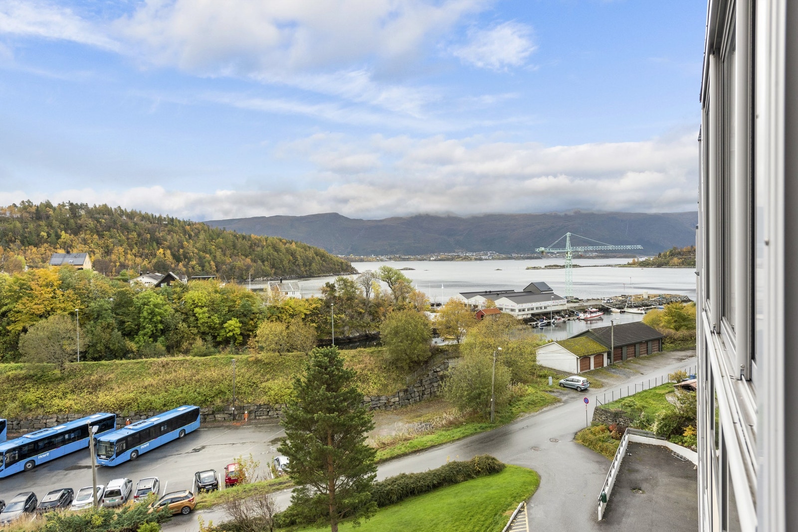 Flott utsikt fra balkongen til fjord og fjell Galleribilde