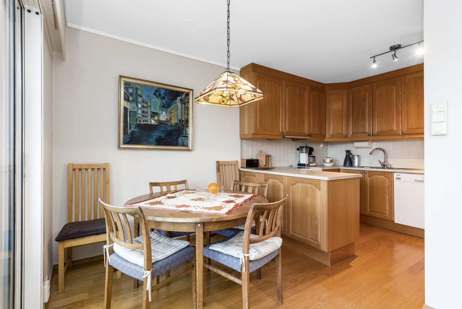 Det er god plass til spisestue i tilknytning til kjøkken Galleribilde