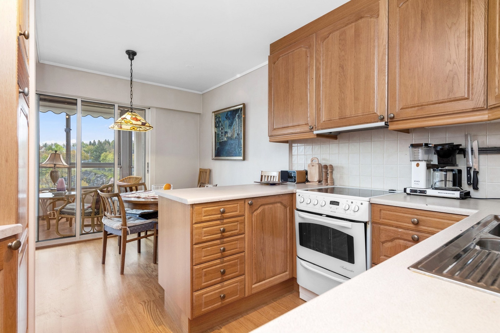 Det er god skap og benkeplass på kjøkkenet Galleribilde