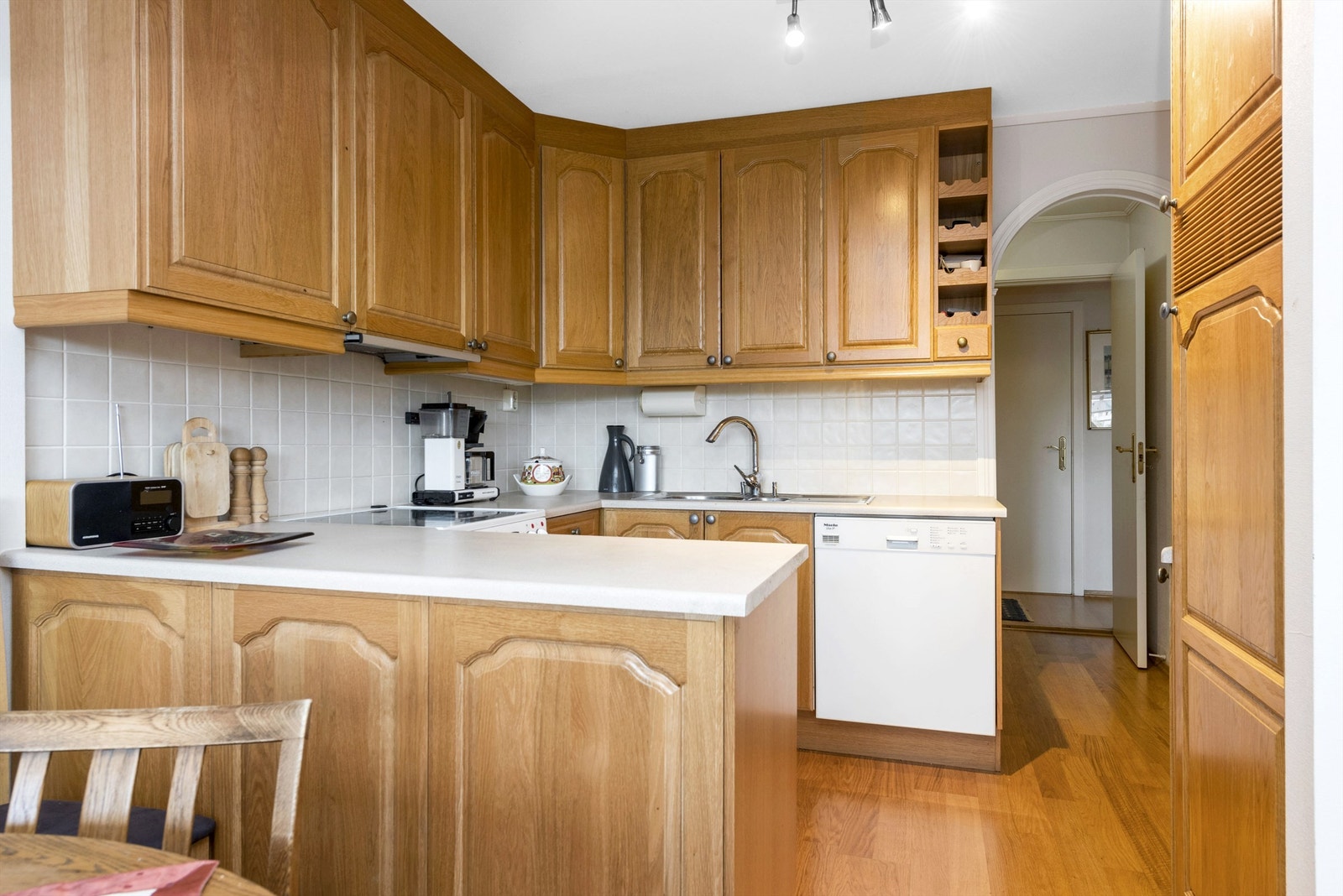 Kjøkkenet er fra ca. 2005 og har godt med skap og benkeplass Galleribilde