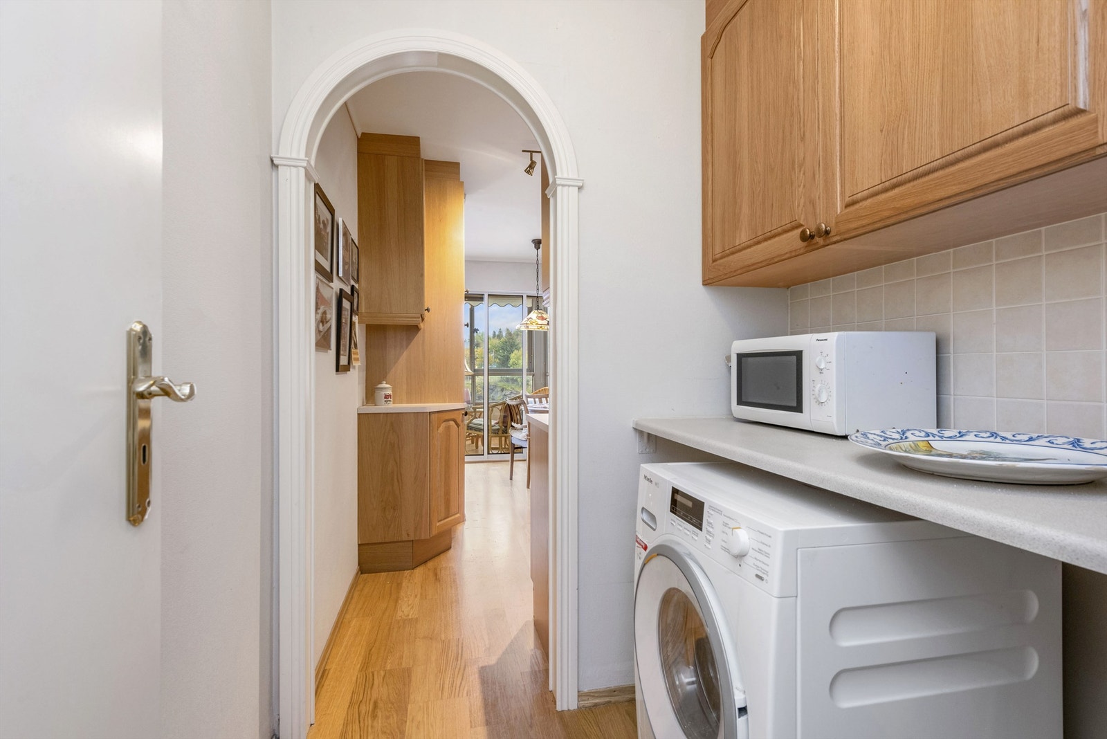 Vaskerom har inngang både fra kjøkken og gang Galleribilde