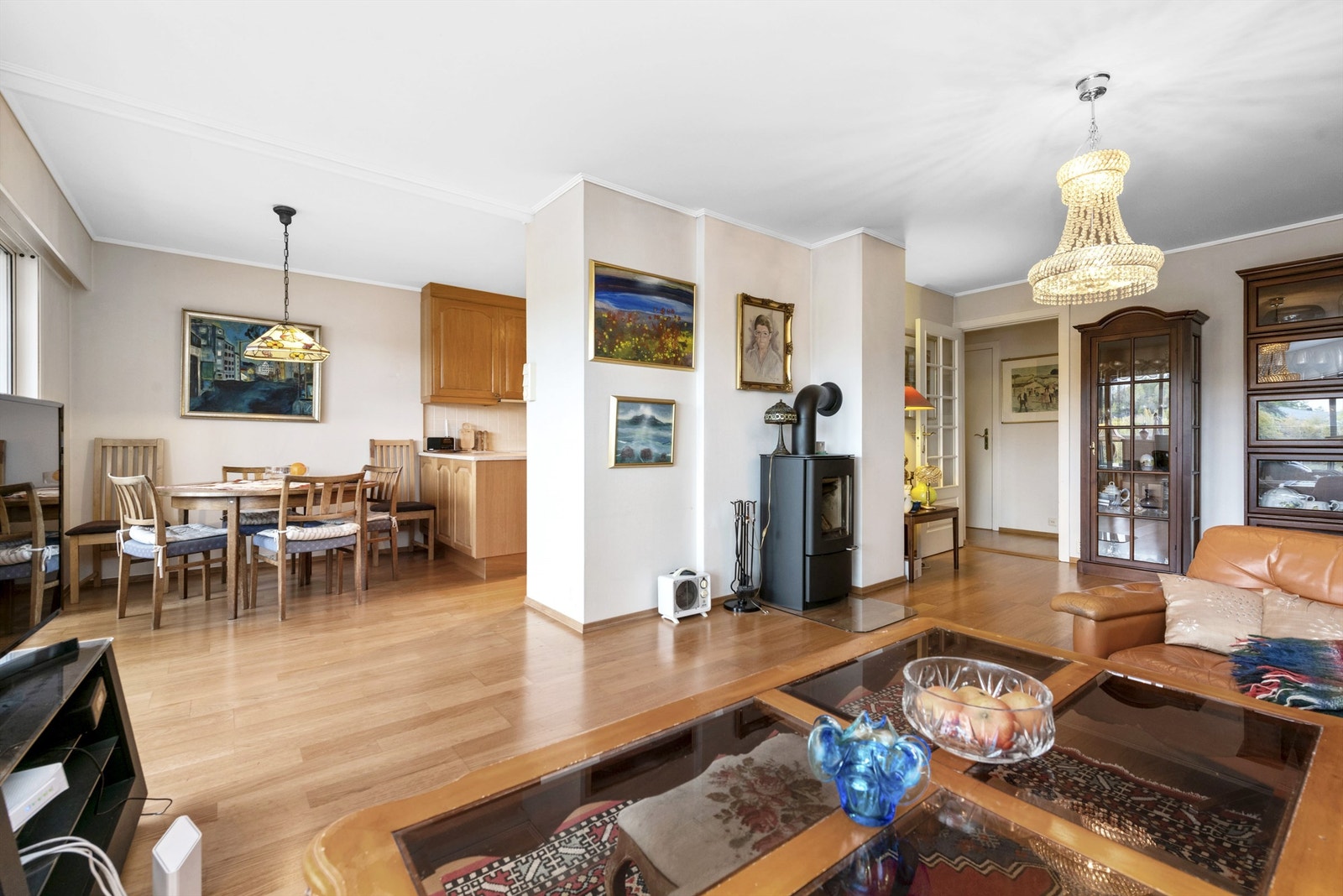 Stue og kjøkken i dels åpen løsning Galleribilde