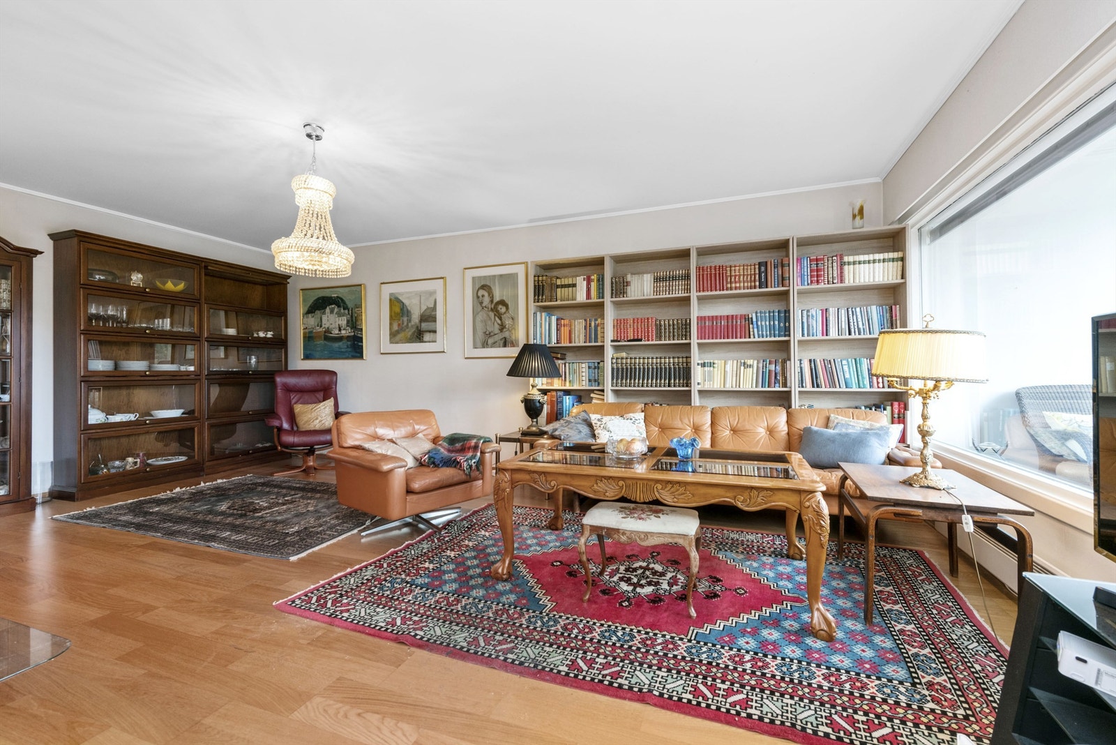 Stor og romslig stue med god plass til flere sittegrupper Galleribilde