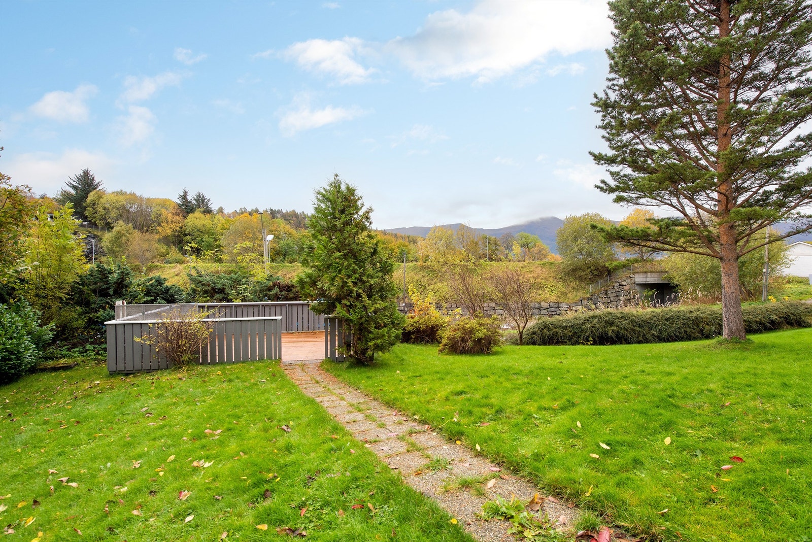 Fellesområde/uteplass og hage på borettslagets tomt Galleribilde