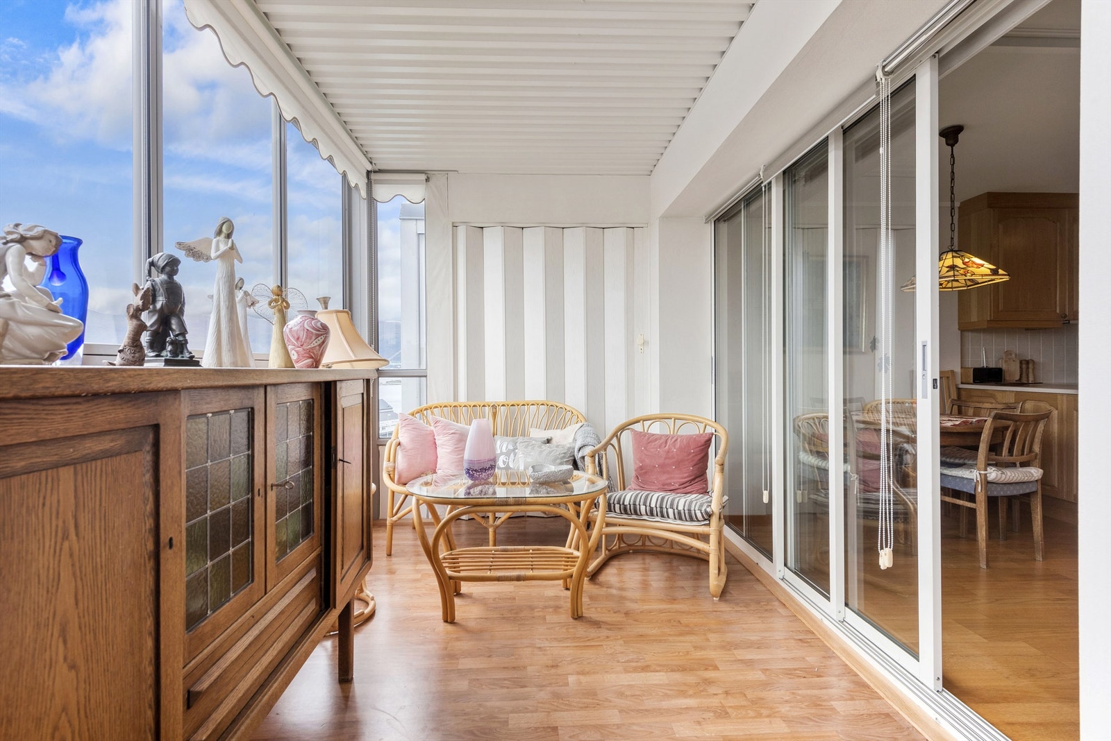 Innglasset balkong med bod i ene enden Galleribilde