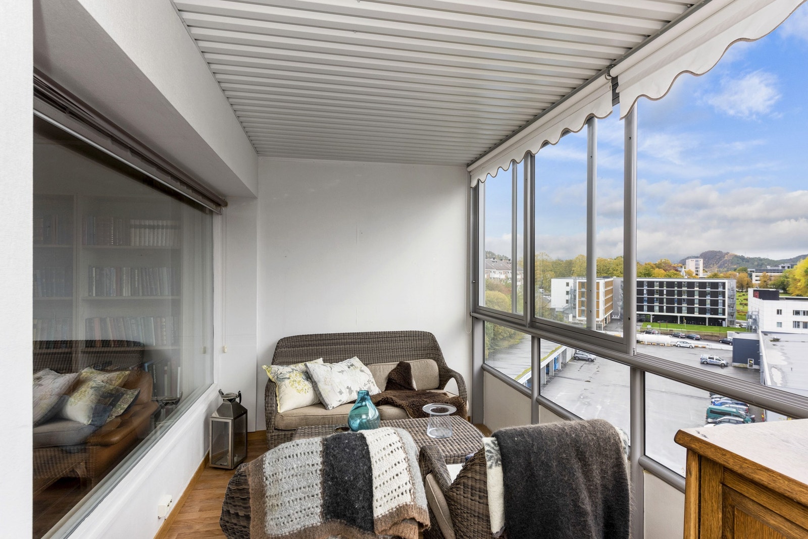 Stor og romslig balkong med plass til flere sittegrupper Galleribilde