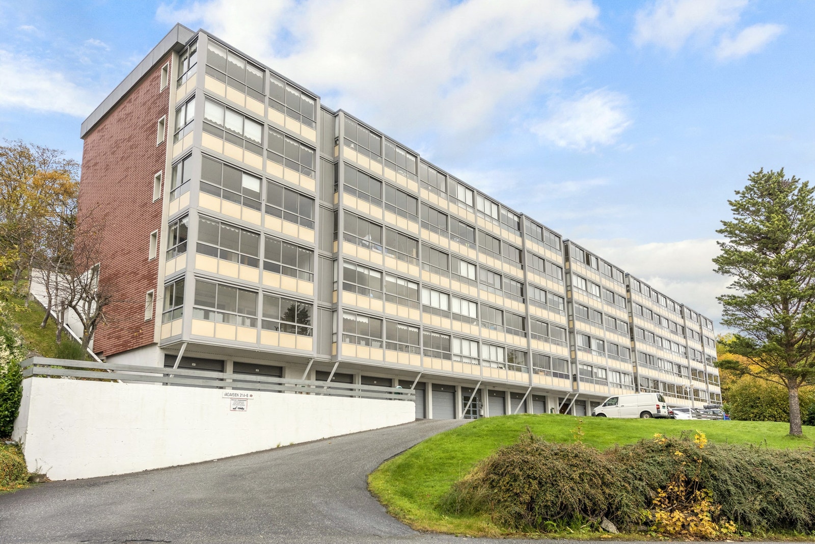 Velkommen til Vågavegen 21 A presentert av Eiendomsmegler Marit Stuen Aursnes Galleribilde