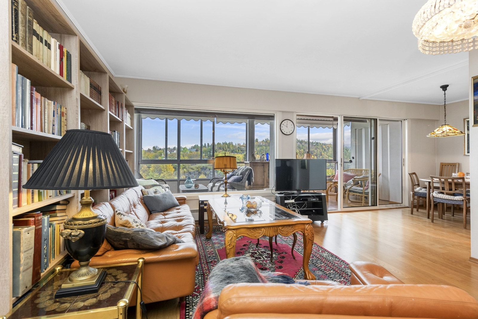 Stue med utgang til innglasset balkong Galleribilde