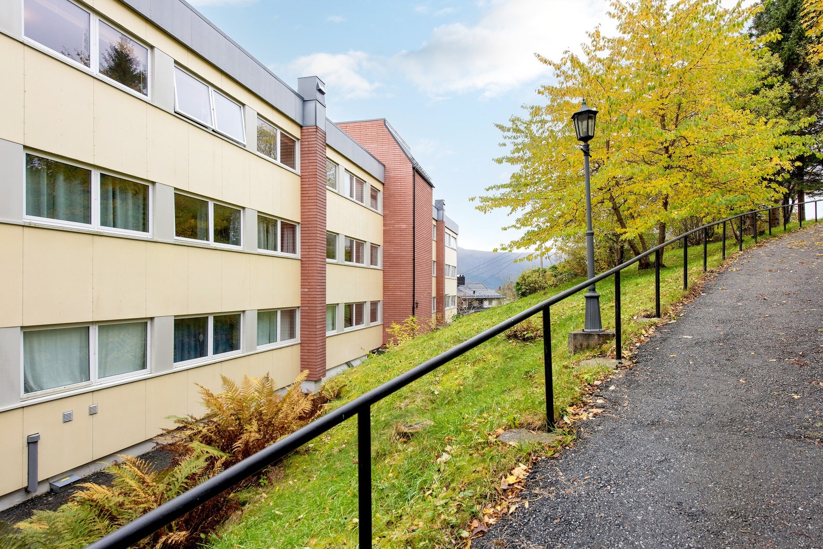 Det går gangveg bak blokken opp til Borgundvegen Galleribilde