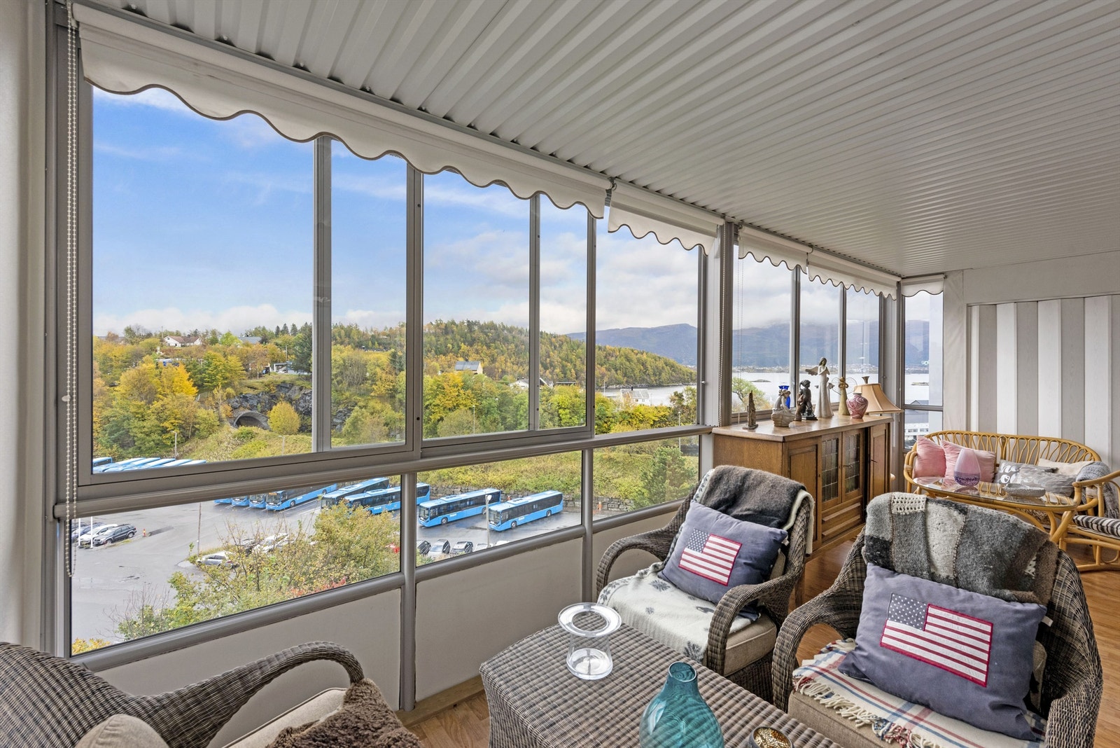 Innglasset balkong på ca. 17 kvm med bod i ene enden Galleribilde