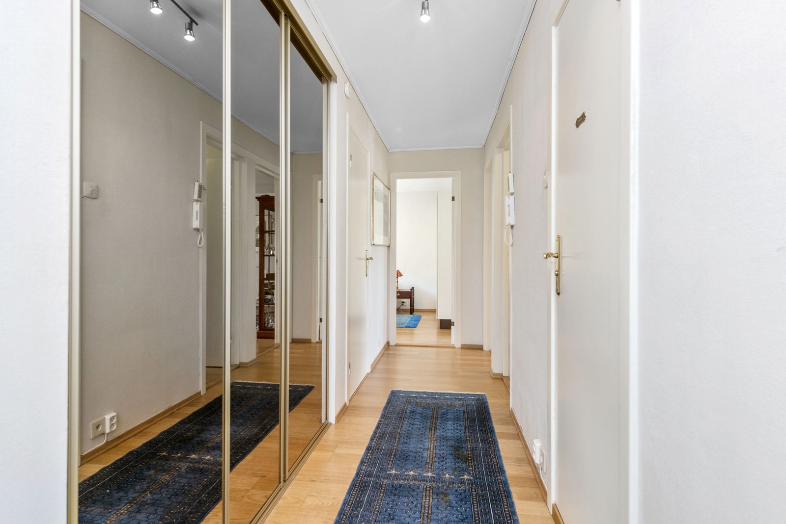 Gang med skyvedørsgarderobe Galleribilde