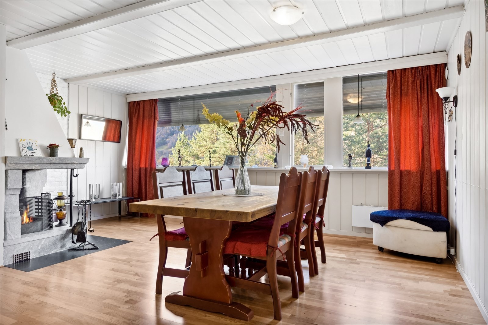Trivelig med spiseplass foran peisen Galleribilde