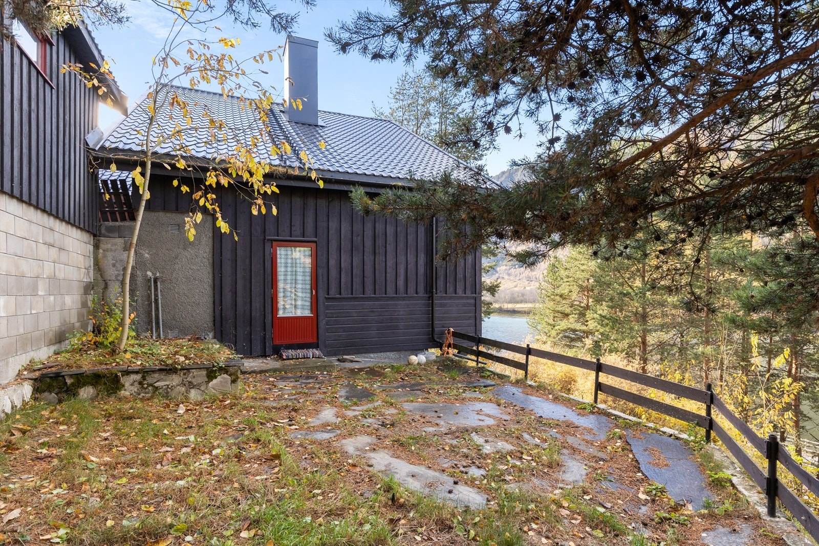 Utgang fra stuen til steinlagt uteareal. Galleribilde