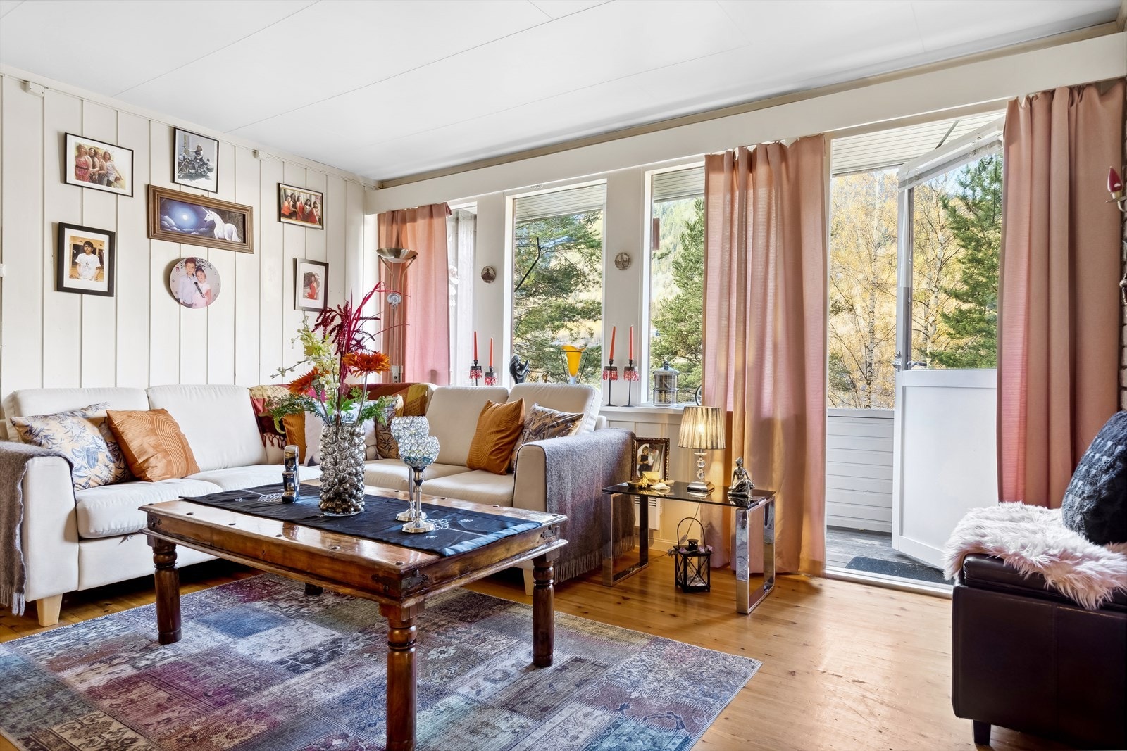 Utgang til veranda fra stuen Galleribilde