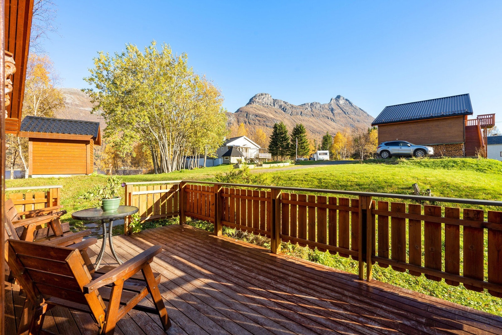 Eiendommen ligger i enden av en blindvei - ingen trafikk forbi hytta Galleribilde