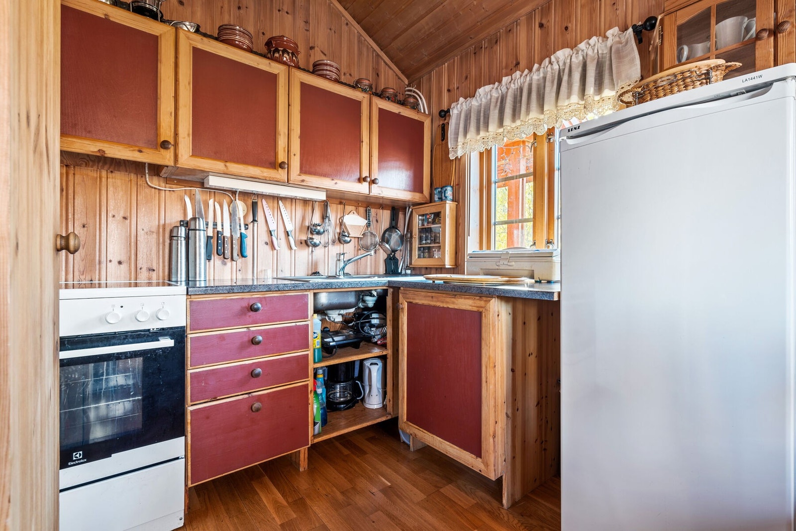 Kjøkkenet - hvitevarene følger med Galleribilde