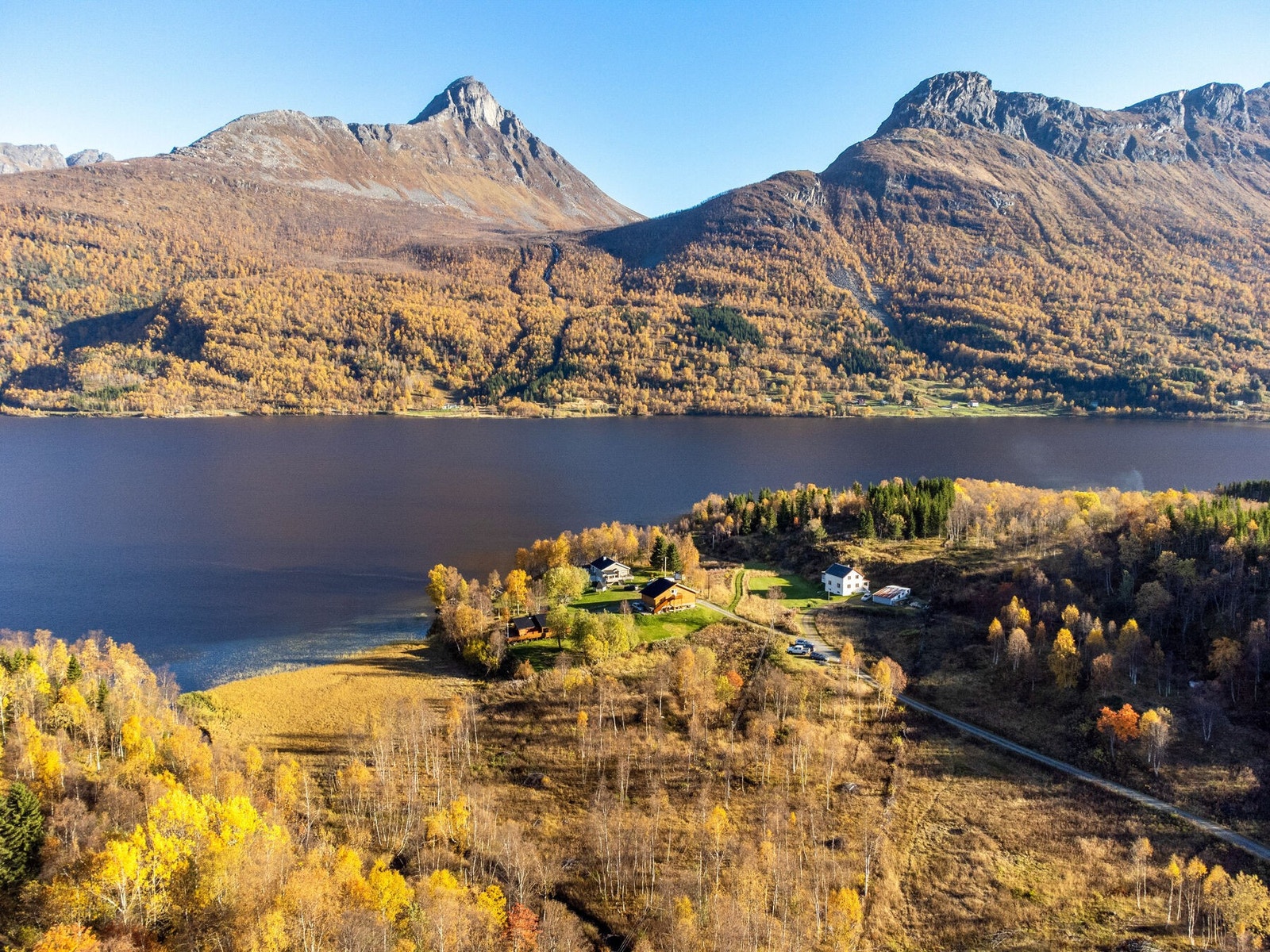 Kovan er et landlig område med utsikt mot omkringliggende fjell som Nova, Revtinden, Segltinden og Oldertinden. Galleribilde